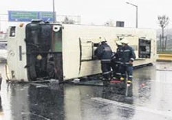 Askerleri taşıyan otobüs devrildi