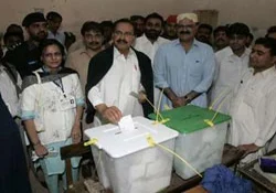 Pakistan'da hiçbir parti çoğunluğu elde edemedi