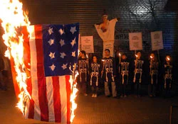 Türk elçiliğindeki bayrağı indirdiler