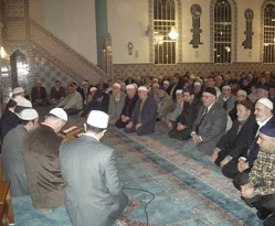 Belediye camiyi kapattı, Türkler sokakta namaz kıldı