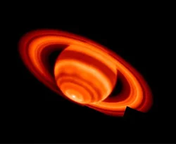 Cassini'den Satürn'ün uydusuna yakın bakış
