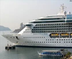 Dev turist gemisi sürükleniyor