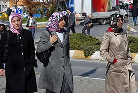 Erkek öğrencilerden yasağa protesto