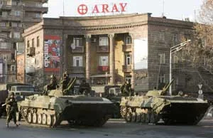 Ermenistan'da tanklar devriye geziyor