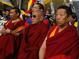 Hindistan Tibet baş ağrısı ile uyanıyor