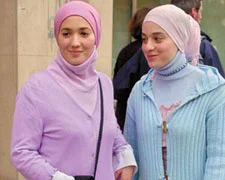 İki müslüman kadının tesettür zaferi