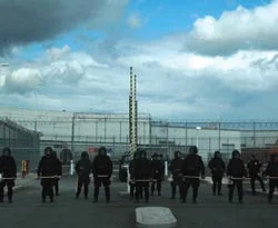 İngiltere'de nezarethaneler hiç boş kalmıyor