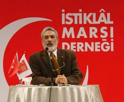 İsmet Özel: AK Parti kapanamaz!