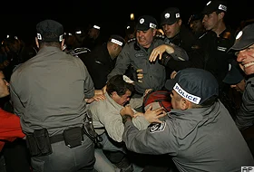 İsrailliler Filistinlilerin evini taşladılar