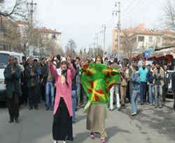 PKK yandaşları sağlık ocağını taşladı