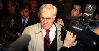 Senem'in evindeki belgelere el kondu