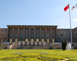 TBMM bahçesinde şüpheli paket