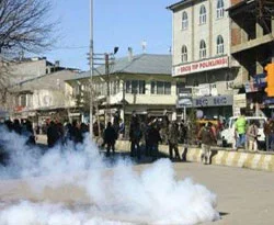 Van'da askere taşlı saldırı!
