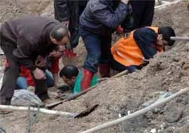 Bina çöktü,6 kişi yaralandı