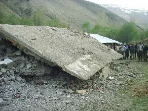 Bingöl'de eski okul çöktü: 1 ölü