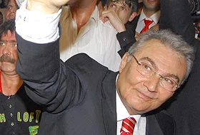 Deniz Baykal yeniden CHP lideri