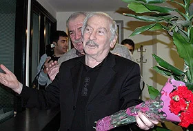 İlhan Selçuk uyandırılıyor