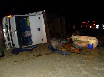 İşçi kamyoneti uçtu: 8 ölü