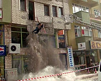 İtfaiye eri yere çakıldı
