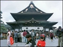 Japon tapınaktan meşaleye red