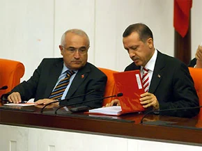 Kamer Genç, başbakan koltuğunda
