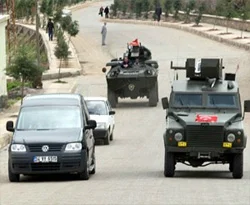 Makamına panzer eşliğinde girebiliyor