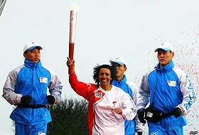 Olimpiyat ateşine olaylı karşılama