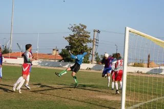 Taraftar, iki futbolcuyu bıçakladı