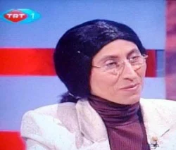 TRT'de başörtü üstü peruk dönemi