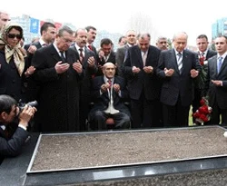 Türkeş, mezarı başında anıldı