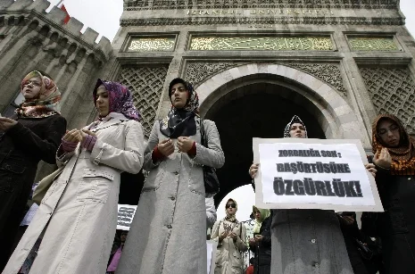 Üniversitede başörtüsü yasağına protesto