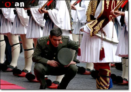 Yunan ordusu etek'lendi!