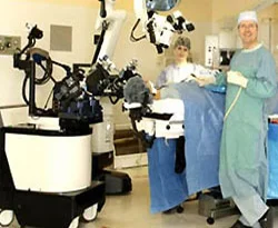 Beyin tümörünü alan robot