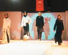 Defileleri İslamî ahlâka uygun bulmuyorum