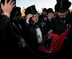Katolik festivalinde şeytan kovmaca
