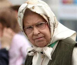 Kraliçe II. Elizabeth başını örterse kime benzer?