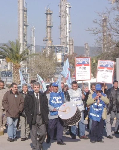 Petkim'de işçiler grevde