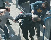 Polise davul tokmaklı dayak