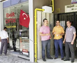 Sigara yasağı tiryakileri kapı önüne çıkardı