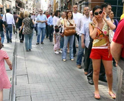 Taksim'de 'iyi bir gelecek' kuyruğu