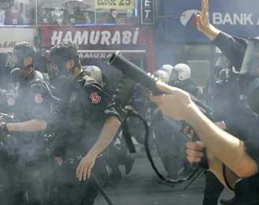 Turist çiftin korku dolu anları -Video