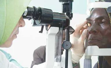 Türk doktorları Afrikaya?ya ışık veriyor