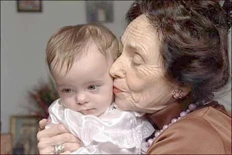 70 yaşındaki dünyanın en yaşlı annesi