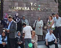 'Başörtünüzü çıkarıp girin!'