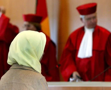 Bremen'de başörtüsü kazandı