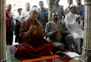 Dalai Lama camide ibadet etti
