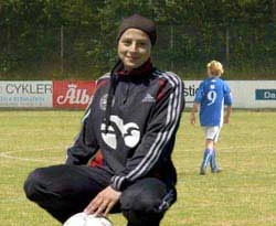 Danimarka?nın örtülü futbol yıldızı