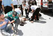 Ehliyetsiz sürücü yayalara çarptı: 4 yaralı
