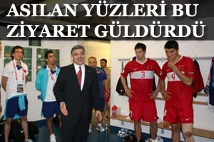 Gül, Millileri böyle teselli etti /Fotogaleri