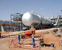 İşte çölün ortasına dev petrol rafinerisi